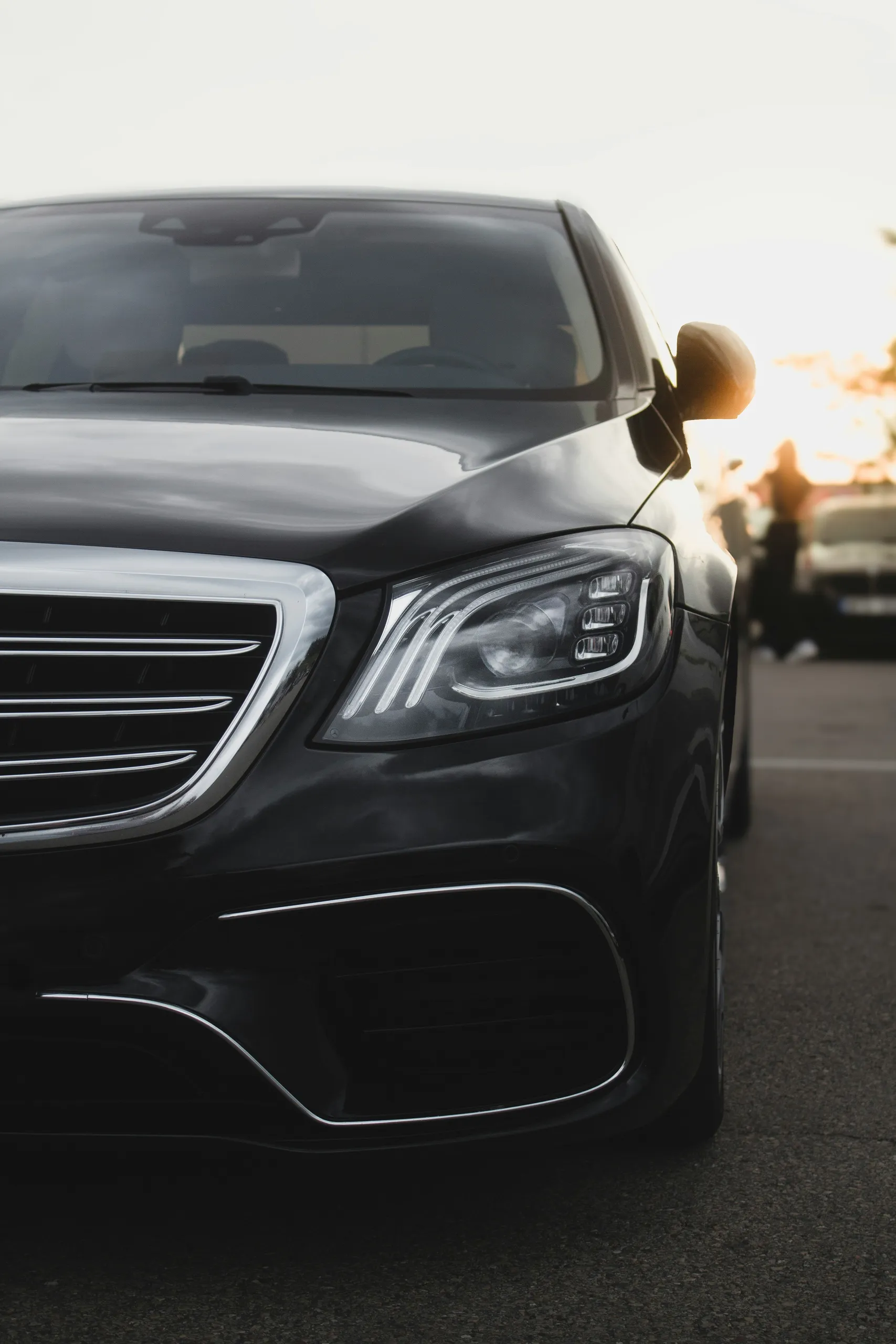 Czarny Mercedes po detailingu o zachodzie słońca